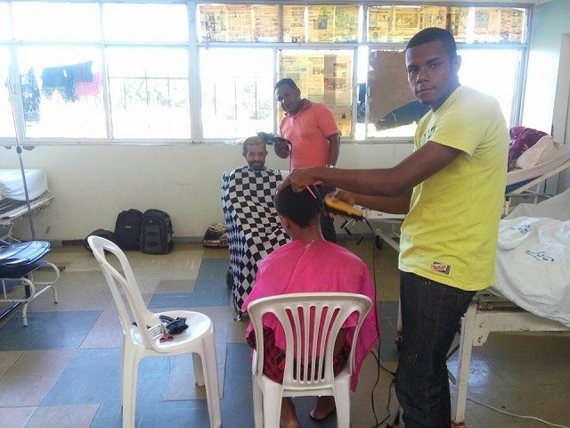 Edimilson Teixeira em Adenísio Roberto, melhorando a autoestima de pacientes do HGC, em imagem do ano passado, tem sido impedido de continuar cumprindo papel social Edimilson Teixeira em Adenísio Roberto, melhorando a autoestima de pacientes do HGC, em imagem do ano passado, tem sido impedido de continuar cumprindo papel social